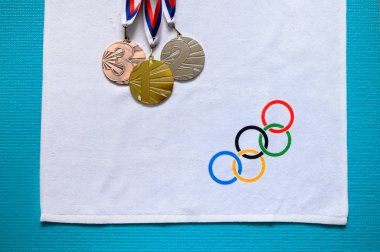 Tokyo, Japonya, Ocak. - 20. 2020: Madalya seti ve olimpik oyun logosu