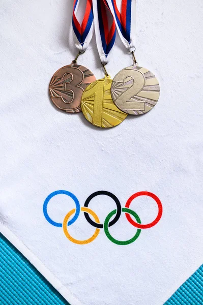 Hej, JAPAN og JANUAR. 20. 2020: Medaljer og olympisk flag. Olympiske sejr koncept foto - Stock-foto