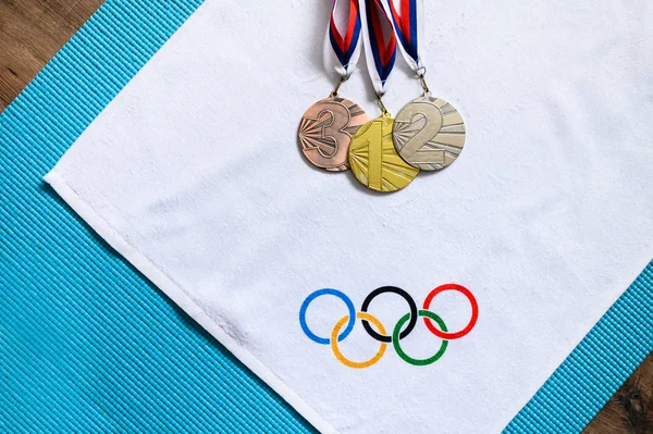 Tokio, Japonsko, leden. 20. 2020: Medaile a olympijské logo — Stock fotografie