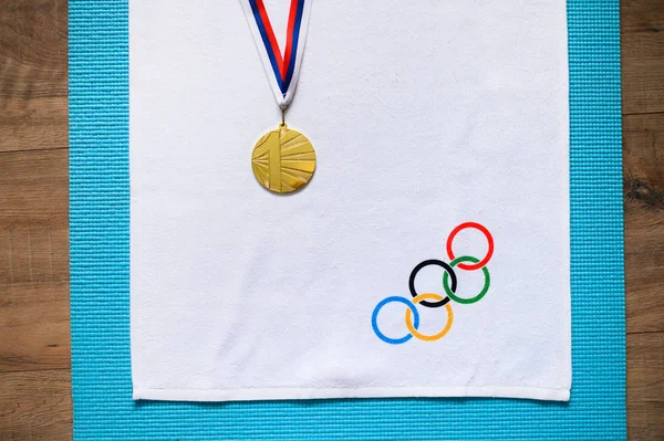 TOKYO, JAPAN, JANUARY. 20. 2020: Gold medal, olympic victory, background photo, white edit space — 스톡 사진