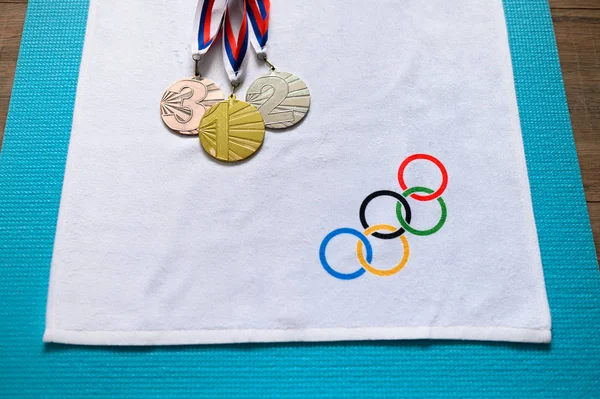 Tokio, Japan, Januar. 20. 2020: Olympische Kreise und Medaille auf weißem Hintergrund — Stockfoto