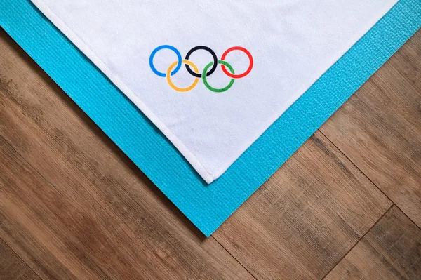 Hej, JAPAN og JANUAR. 20. 2020: Olympiske cirkler på hvid baggrund. Blå og brun redigeringsplads - Stock-foto