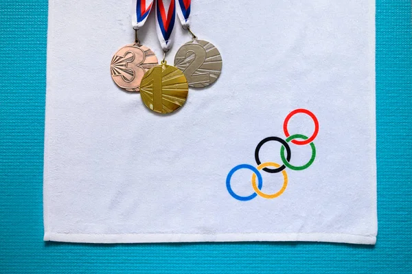 TOKIO, JAPÓN, ENERO. 20. 2020: Conjunto de medallas y logo olímpico del juego — Foto de Stock