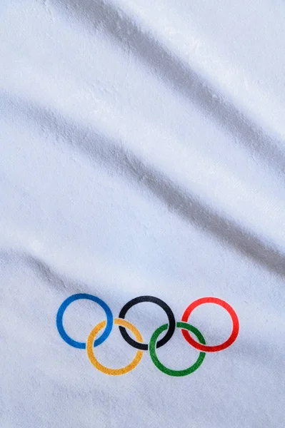 Troppo, Giapan, gennaio. 20. 2020: anelli olimpici, sfondo bianco — Foto Stock