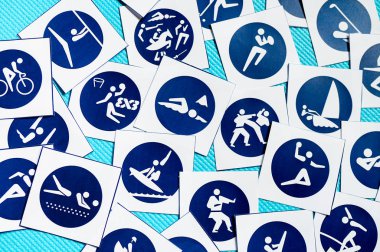 Mavi arkaplanda tüm sporların simgeleri. Tokyo 2020 'de yaz oyunu için Pictogram
