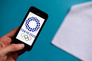 Tokyo, Japonya, Ocak. - 20. 2020: XXXii Yaz Olimpiyatları 'nın logosu cep telefonu ekranında 2020.