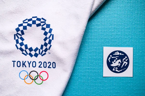 TOKIO, JAPÓN, ENERO. 20. 2020: Pictograma moderno de Pentatlón, icono del deporte sobre fondo azul para el juego olímpico de verano Tokyo 2020 —  Fotos de Stock