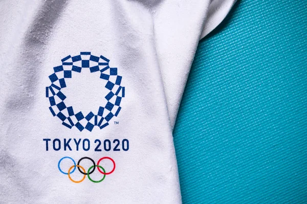 Tóqueo, JAPÃO, JANEIRO. 20 anos. 2020: Tóquio 2020 modelo de jogo olímpico de verão, fundo azul — Fotografia de Stock