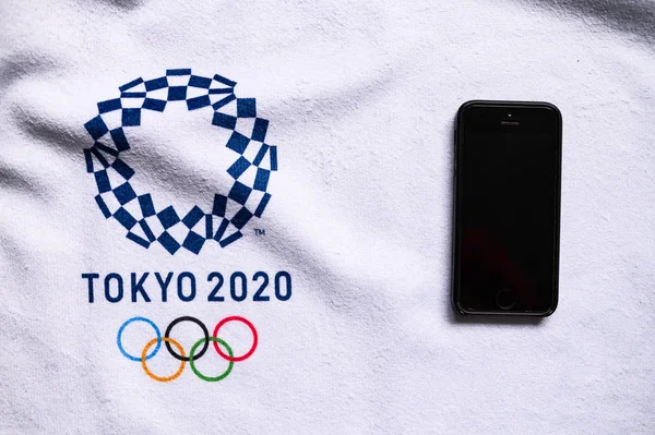 Du, JAPAN, JANUARY. 20 år. 2020: Smartphone og Tokyo 2020 sommer-OL game logo. Begrepsfoto for olympisk anvendelse, hvit redigeringsplass – stockfoto