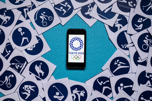 Tokio, Japan, januari. 20. 2020: Olympic Wallpaper, Tokyo 2020 zomer spel op het scherm van de telefoon, alle sport pictogrammen — Stockfoto