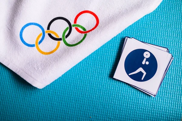 TOKYO, JAPAN, JANUARY. 20. 2020: Weightlifting pictogram and olympic rings. Original wallpaper for olympic game — 스톡 사진