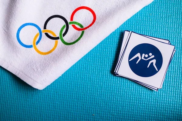TOKYO, JAPAN, JANUARY. 20. 2020: Pictogramă de lupte și inele olimpice. Tapet original pentru joc olimpic — Fotografie, imagine de stoc