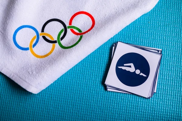 TOKYO, JAPAN, JANUARY. 20. 2020: Swimming pictogram and olympic rings. Original wallpaper for olympic game — Stock Photo, Image