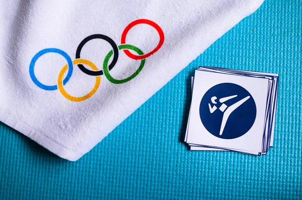 Hej, JAPAN og JANUAR. 20. 2020: Taekwondo piktogram og olympiske ringe. Original tapet til olympiske spil - Stock-foto