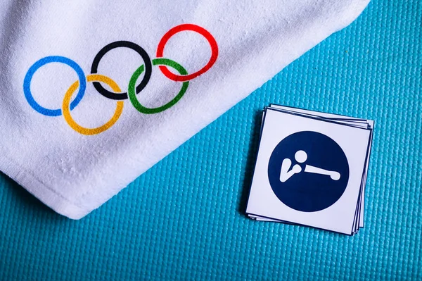 Tokio, Japani, tammikuu. 20 minuuttia. 2020: Nyrkkeilypiktogrammi ja olympiarenkaat. Alkuperäinen tapetti olympialaisiin peli — kuvapankkivalokuva