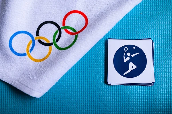 TOKYO, JAPAN, JANUARY. 20. 2020: Badminton pictogram and olympic rings. Original wallpaper for olympic game — Stock Photo, Image