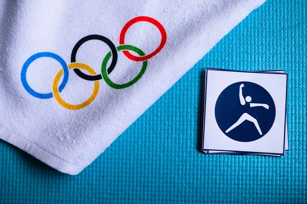 TOKYO, JAPAN, JANUARY. 20. 2020: Pictogramă de softball și inele olimpice. Tapet original pentru joc olimpic — Fotografie, imagine de stoc