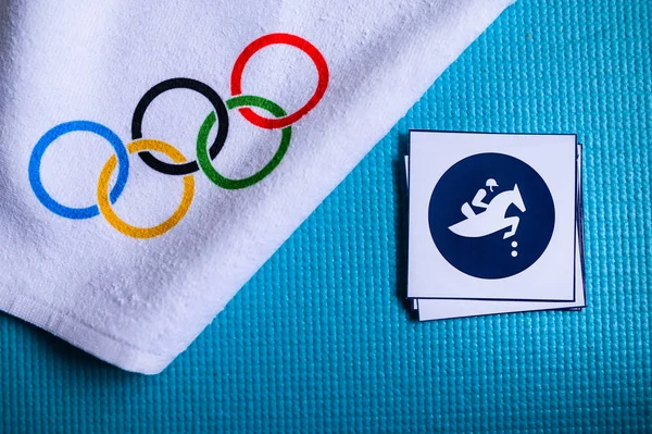 TOKYO, JAPAN, JANUARY. 20. 2020: Pictograma de sărituri ecvestre și inele olimpice. Tapet original pentru joc olimpic — Fotografie, imagine de stoc