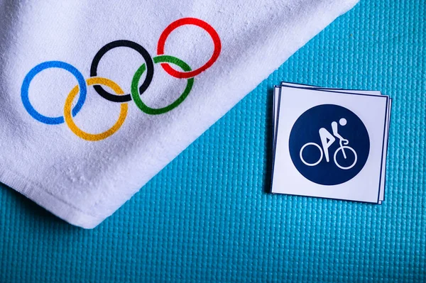 Tokio, Japonsko, leden. 20. 2020: Cyklistický piktogram a olympijské kroužky. Originální tapeta pro olympijské hry — Stock fotografie