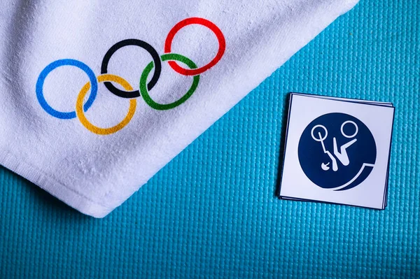 TOKYO, JAPAN, JANUARY. 20. 2020: Ciclism BMX Freestyle pictogramă și inele olimpice. Tapet original pentru joc olimpic — Fotografie, imagine de stoc