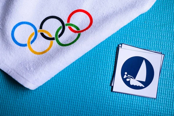 Tokio, Japonia, styczeń. 20. 2020: Piktogram żeglarski i pierścienie olimpijskie. Oryginalna tapeta dla olimpijski gry — Zdjęcie stockowe