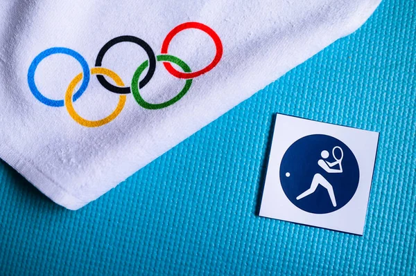 Tokio, Japan, januari. 20. 2020: Tennis pictogram en Olympische ringen. Origineel behang voor olympisch spel — Stockfoto