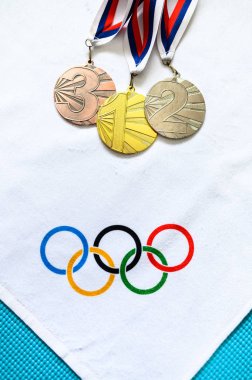 Tokyo, Japonya, Ocak. - 20. 2020: Olimpiyat daireleri ve madalya seti, beyaz arka plan. Boşluğu düzenle