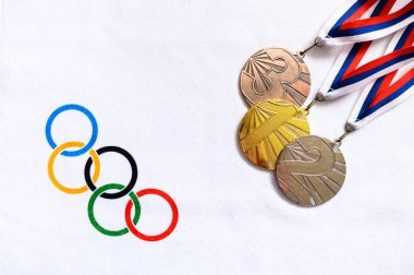 Tokyo, Japonya, Ocak. - 20. 2020: Madalya Seti, Altın, gümüş ve bronz, beyaz zemin, olimpiyat daireleri