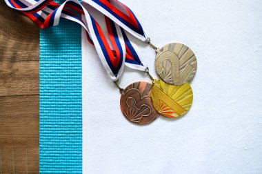 Beyaz arka planda altın ve bronz madalya,