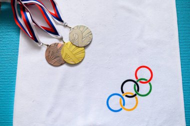 Tokyo, Japonya, Ocak. - 20. 2020: Madalya olimpiyat töreni, madalya masası konsepti fotoğrafı, beyaz kurgu alanı, olimpiyat daireleri, Tokyo 2020 yaz oyunu için beyaz arka plan