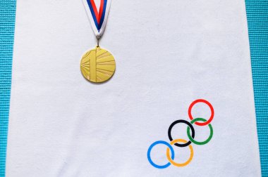 Tokyo, Japonya, Ocak. - 20. 2020: Beyaz zemin üzerinde altın madalya ve olimpiyat daireleri
