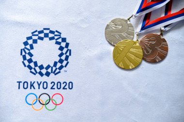Tokyo, Japonya, Ocak. - 20. 2020: Tokyo 2020 Olimpiyat şablonu modern çember, altın gümüş ve bronz madalya