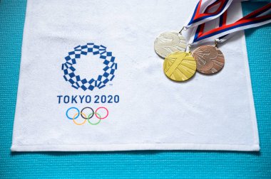 Tokyo, Japonya, Ocak. - 20. 2020: Altın gümüş ve bronz madalya, Tokyo 2020 Yaz Olimpiyatları logosu, beyaz arka plan