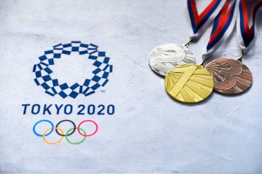 Tokyo, Japonya, Ocak. - 20. 2020: Olimpiyat madalya masası, konsept fotoğraf. Altın, gümüş ve bronz set. Tokyo 2020 Olimpiyat resmi logosu
