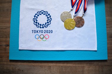 Tokyo, Japonya, Ocak. - 20. 2020: Olimpiyat madalya masası, konsept fotoğraf. Altın, gümüş ve bronz set. Tokyo 2020 Olimpiyat resmi logosu
