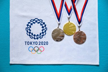 Tokyo, Japonya, Ocak. - 20. 2020: Yaz olimpiyat madalyası töreni. Altın, gümüş ve bronz set. Tokyo 2020 Yaz Oyunu logosu