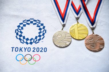 Tokyo, Japonya, Ocak. - 20. 2020: Madalya seti ve olimpik oyun logosu, Tokyo 2020