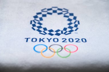 Tokyo, Japonya, Ocak. - 20. 2020: Modern çember, Japonya 'da yaz olimpiyatları logosu, Tokyo 2020, beyaz düzenleme alanı