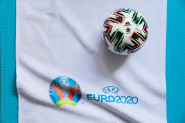 Paris, Fransa, Ocak. - 20. 2020: Euro 2020, resmi logo, beyaz düzenleme alanı, resmi top, Uniforia