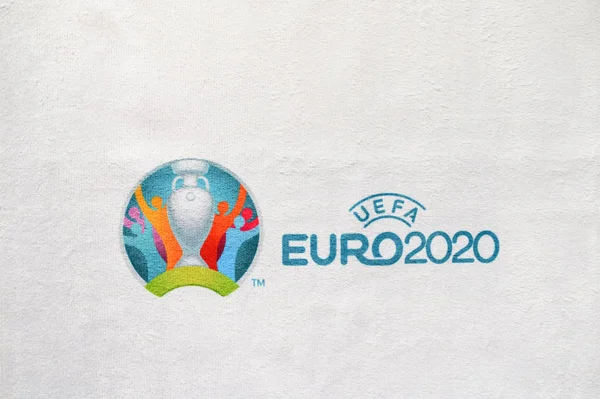 Madrid, İspanya, Nisan. - 25. 2020: Euro 2020 futbol turnuvası logosu, beyaz kumaş üzerine basıldı — Stok fotoğraf