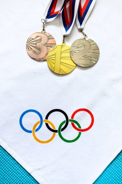 TOKYO, JAPAN, JANUARY. 20. 2020: Cercurile olimpice și setul de medalii, fundal alb. Editați spațiul — Fotografie, imagine de stoc