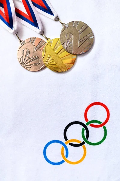 Tóqueo, JAPÃO, JANEIRO. 20 anos. 2020: círculos olímpicos e conjunto de medalhas — Fotografia de Stock