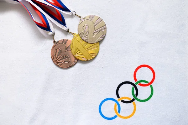 TOKYO, JAPAN, JANUARY. 20. 2020: Gold silver and brone medal, olympic circles, summer olympic game, victory ceremony concept photo, white edit space — Stock Photo, Image