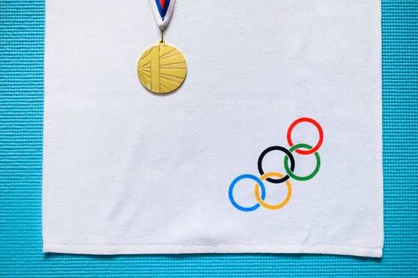 TOKYO, JAPAN, JANUARY. 20. 2020: Medalie de aur, fundal olimpic, spațiu de editare alb — Fotografie, imagine de stoc
