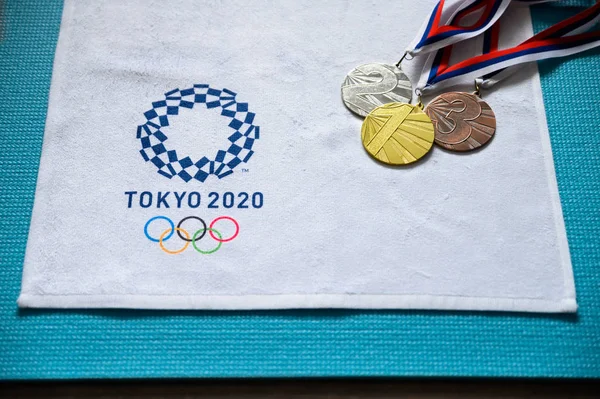 โตเกียว,ญี่ปุ่น,มกราคม 20 ค่ะ 2020: เหรียญทองและเหรียญทองแดง, โตเกียว 2020 โลโก้เกมโอลิมปิกฤดูร้อน, หลังสีขาว — ภาพถ่ายสต็อก