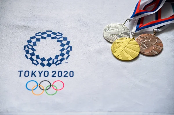 Токіо, Японія, січень. 20. 2020: Набір медалей і літній олімпійський логотип Токіо 2020 — стокове фото