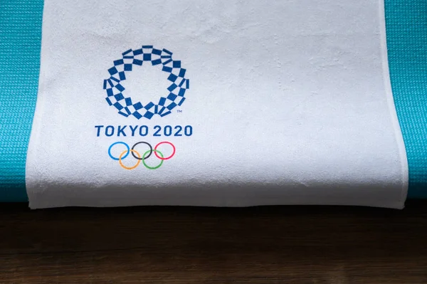 TOKYO, JAPAN, JANUARY. 20. 2020: Cerc modern, logo-ul jocului olimpic de vară în Japonia, Tokyo 2020, spațiu de editare alb — Fotografie, imagine de stoc