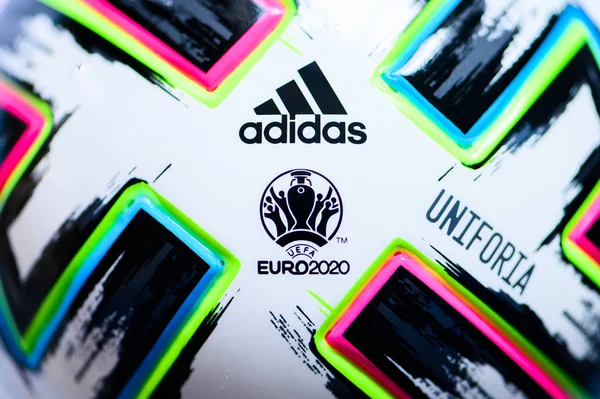 Paris, Frankrike, januari. 20. 2020: Närbild foto, Adidas Uniforia boll, officiell turnering bollen i Euro 2020 — Stockfoto