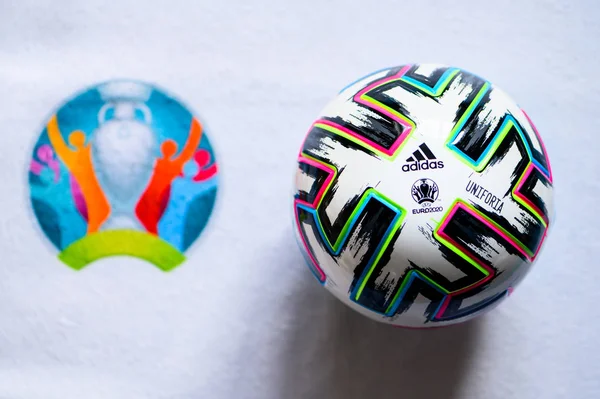 Paříž, Francie, leden. 20. 2020: tapeta Euro2020. Oficiální Adidas Uniforia turnaj míč a logo, bílé pozadí — Stock fotografie