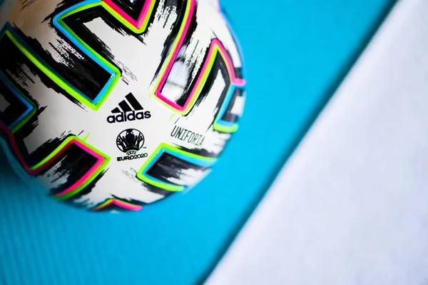 МАДРИД, ИСПАНИЯ, ЯНВАРЬ. 720. 2020: Adidas Uniforia, официальный мяч чемпионата Европы по футболу 2020 — стоковое фото